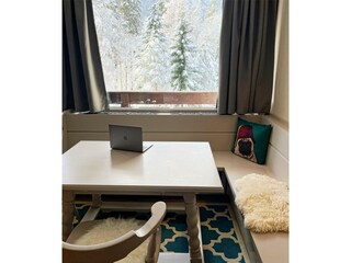 Essecke mit Blick auf den Schlosspark