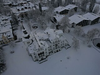 Schlosspark mit der Appartementanlage