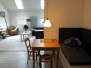 Blick von der Küche in den Wohnbereich