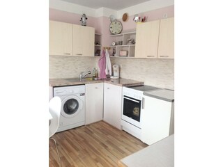 Küche mit Waschmaschine.