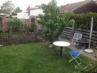 Frühstück bei schönem Wetter im Garten