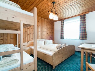 4 - 5 Bettzimmer Zi. 9 mit Fenster