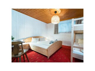 4 Bettzimmer Zi. 6  Fenster unter die Terrasse mit