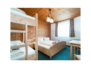 4  Bettzimmer Zi. 9 mit Fenster