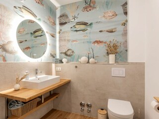 Modernes Badezimmer mit ebenerdiger Dusche
