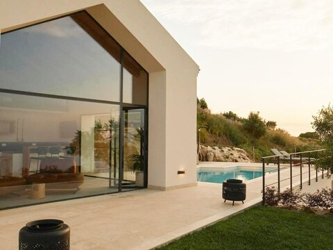Villa con piscina privata e vista mare