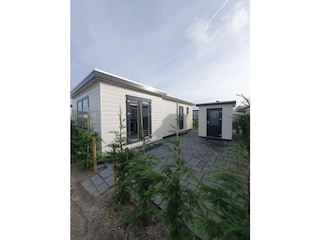 Gartenmöbel für 4 Personen und Sonnenschirm vorhanden