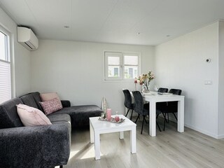 Ecksofa und Esstisch mit 4 Stühlen im Wohnzimmer