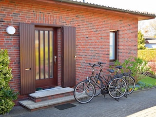 Eingangsbereich mit zwei der hauseigenen Fahrräder