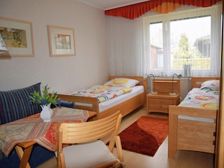 Schafzimmer 2 mit 2 Einzelbetten und Sitzecke