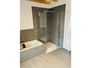 Badezimmer mit Dusche & Badewanne