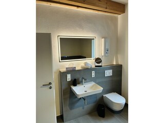 Badezimmer mit Dusche & Badewanne