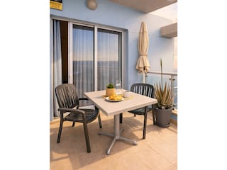 Sonniger Balkon mit Sitzbereich – ideal für Frühstück o