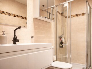 Badezimmer mit Dusche