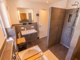 Bad Obergeschoss mit Wc, Dusche, Badewanne