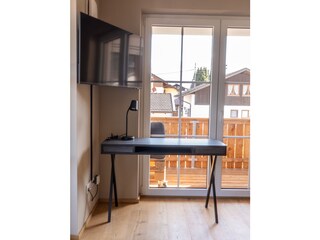 Obergeschoss, separates TV Zimmer, Schreibtisch, Sessel