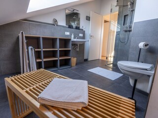 Dachgeschoss, Bad mit Wc und Dusche