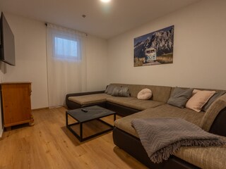 Hobbyraum mit Sofa, TV, Tisch