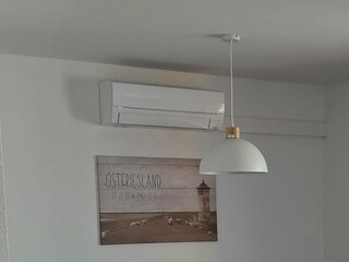 2 Klimageräte zum Kühlen und Heizen