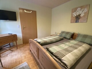 Schlafzimmer 1