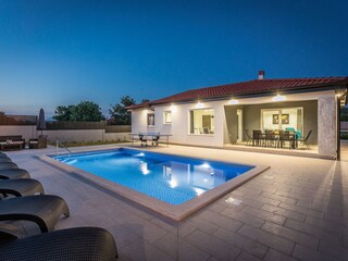 Villa mit privatem Pool und Sonnenliegen in Labin