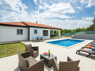Villa with pool, table tennis and lounge area of villa