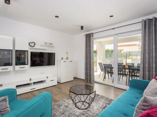 Modernes Wohnzimmer mit TV in einer Villa