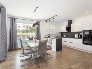 Vollausgestattete Küche und Esszimmer in der Villa