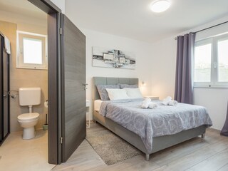 Schlafzimmer mit en suite Badezimmer in Villa