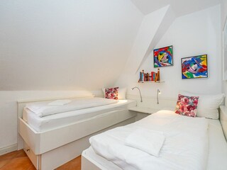 Schlafzimmer mit zwei Einzelbetten