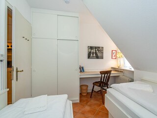 Schlafzimmer mit zwei Einzelbetten