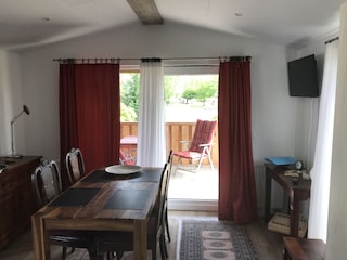 Wohnzimmer m. Blick auf Terrasse