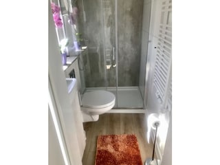 Bad Dusche und WC