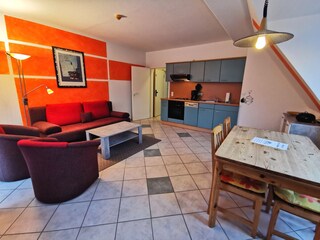Wohnzimmer mit Küchenzeile und Essbereich
