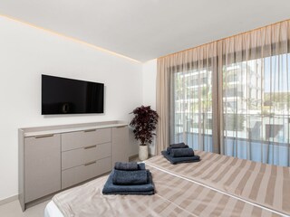 Schlafzimmer mit Blick auf das Resort