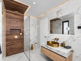 Badezimmer mit Bodenerdige Dusche