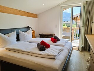 Schlafzimmer mit Balkon Zugang und el. Rollläden