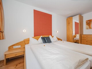Schlafzimmer mit Flat-TV, Netflix im Apartment Steiner