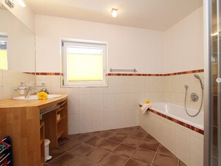 Badezimmer mit Badewanne, Regendusche Steiner Leogang