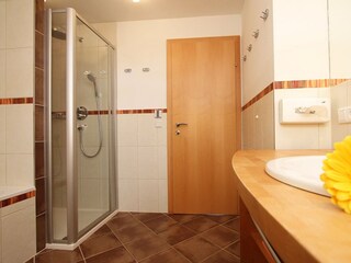 Badezimmer mit Regendusche, Föhn, Steiner Leogang