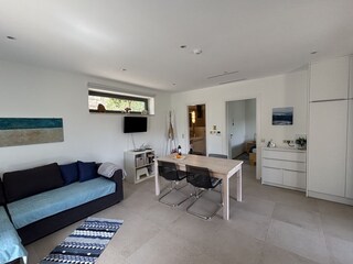 Esstisch | Türen Richtung Bad (links) und Schlafzimmer