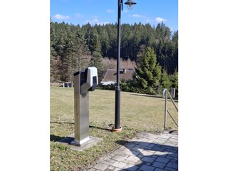 Blick vom Parkplatz / Ladestation