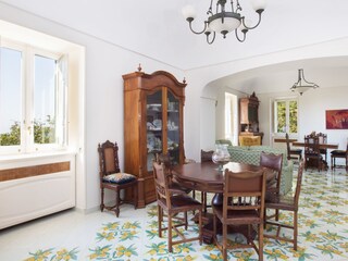 Wohnzimmer mit blick auf dem Garten und auf Meer