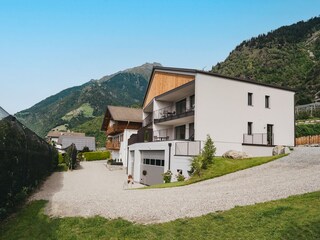 South-east side of the detached holiday home