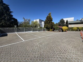 Parkplätze auf dem Grundstück