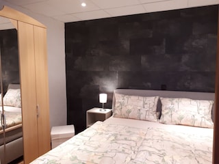 Schlafzimmer mit Boxspringbett