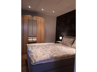 Schlafzimmer mit Boxspringbett