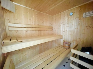 Indoor-Sauna mit direktem Gartenzugang.