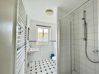 Badezimmer 1: Dusche mit Thermostat, WC, Handtuchwärmer