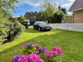 Parkplatz auf dem Grundstück.